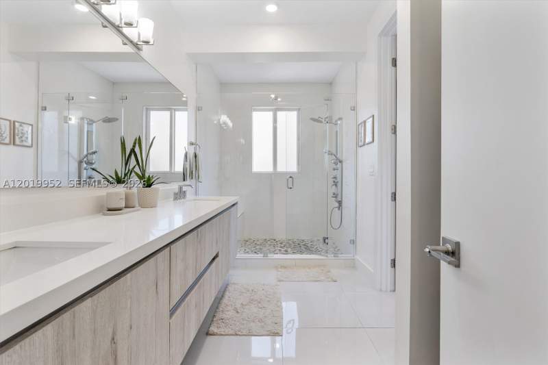 3 bedroom Townhouse at 2920 SW 25th Ter B, 2920 SW 25th Terrace Cond, Miami — photo 3