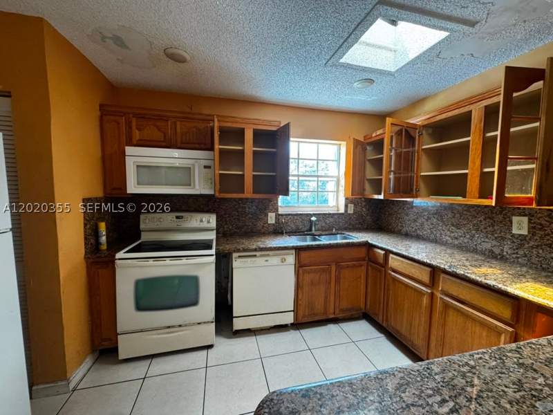 4 bedroom SingleFamilyResidence at 1251 NW 190th St, Norwood 5th Addn Sec 2, Miami Gardens — photo 3