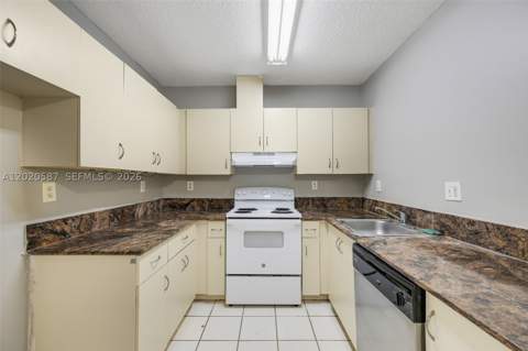 8423 SW 209th St, Cutler Bay FL - photo 6 of 24