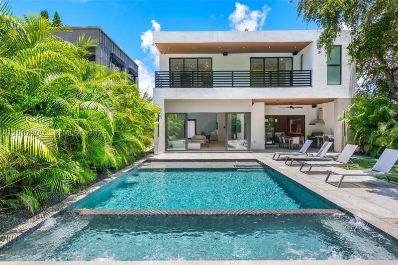 5 bedroom SingleFamilyResidence at 260 NW 47th St, Buena Vista Heights Exten, Miami — photo 2