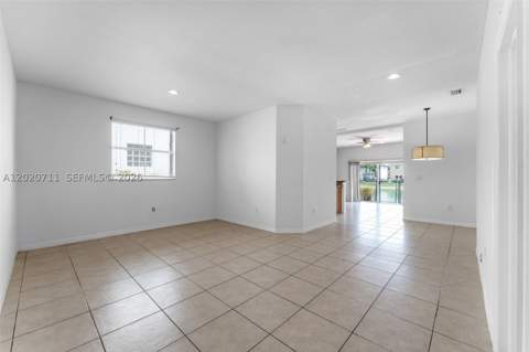 11318 NW 44th Ter, Doral FL - photo 11 of 21