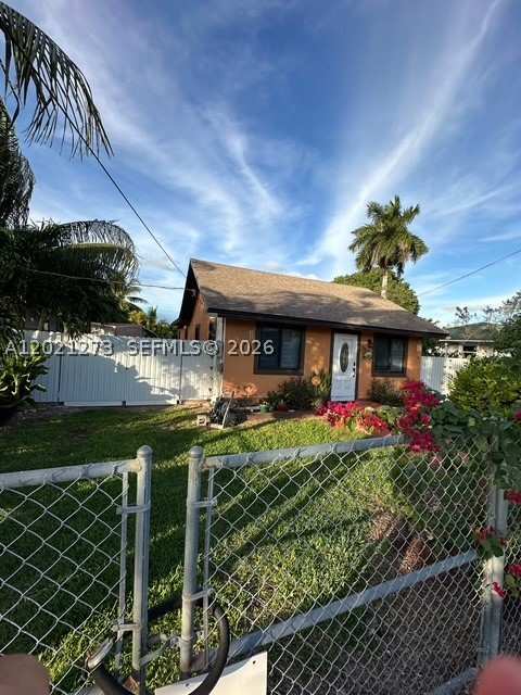 3 bedroom SingleFamilyResidence at 320 NW 2nd St, Town Of Florida City, Florida City — photo 1