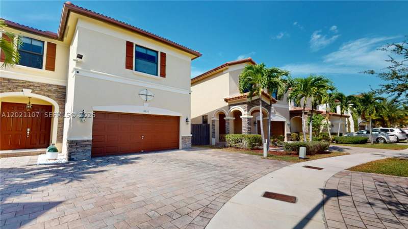 4 bedroom SingleFamilyResidence at 8610 NW 101st Pl, Isles At Grand Bay, Doral — photo 2