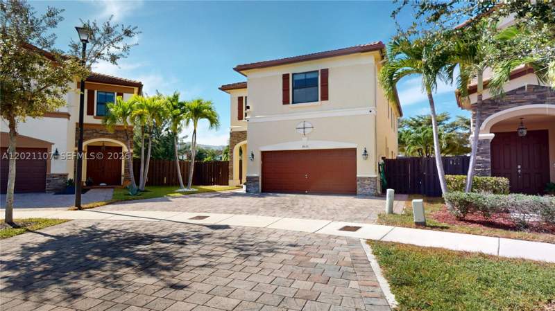 4 bedroom SingleFamilyResidence at 8610 NW 101st Pl, Isles At Grand Bay, Doral — photo 3