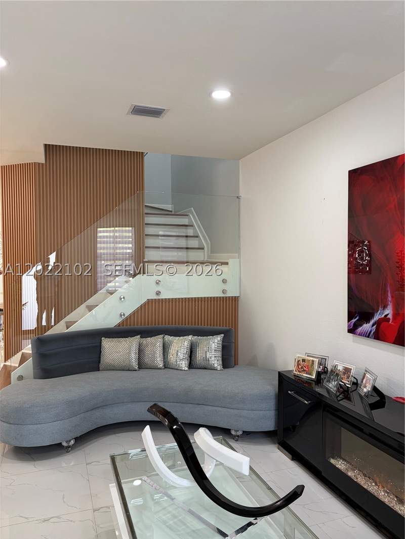 4 bedroom Townhouse at 3409 W 92nd Pl, Bonterra, Hialeah — photo 4