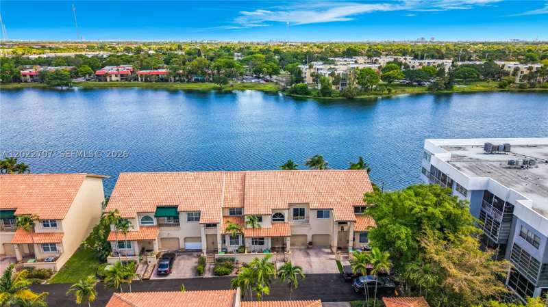 3 bedroom Townhouse at 781 NE 195th St, Portofino, Miami — photo 1