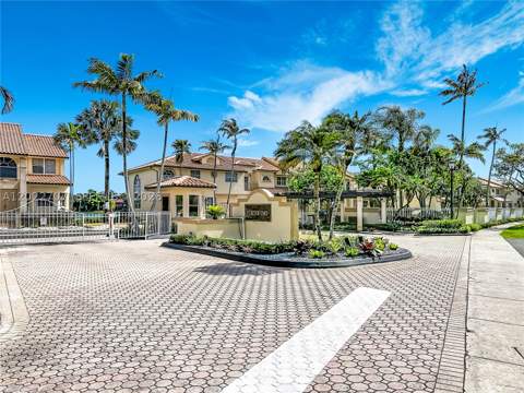 781 NE 195th St, Miami FL - photo 10 of 43