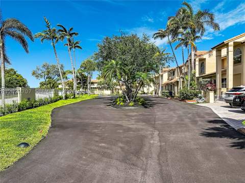 781 NE 195th St, Miami FL - photo 11 of 43