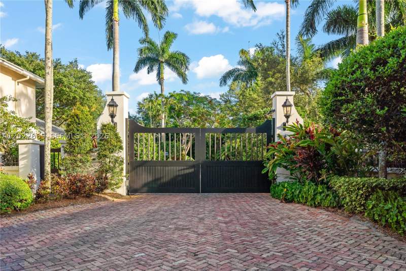 4 bedroom SingleFamilyResidence at 5700 SW 86th St, Shaw Property, South Miami — photo 2