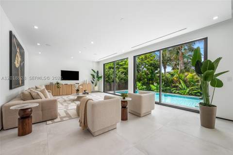 2096 Alamanda Dr, North Miami FL - photo 11 of 60