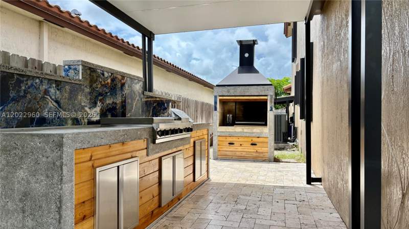 5 bedroom SingleFamilyResidence at 157 NE 25th Ave, Barbados At Oasis, Homestead — photo 4