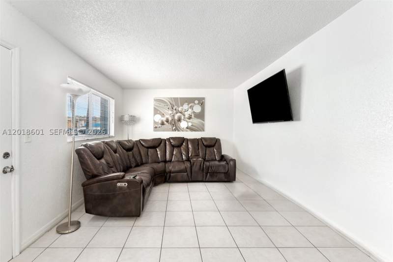 2 bedroom Condominium at 5706 W 26th Ave 5706, Lago Azul Condo, Hialeah — photo 2