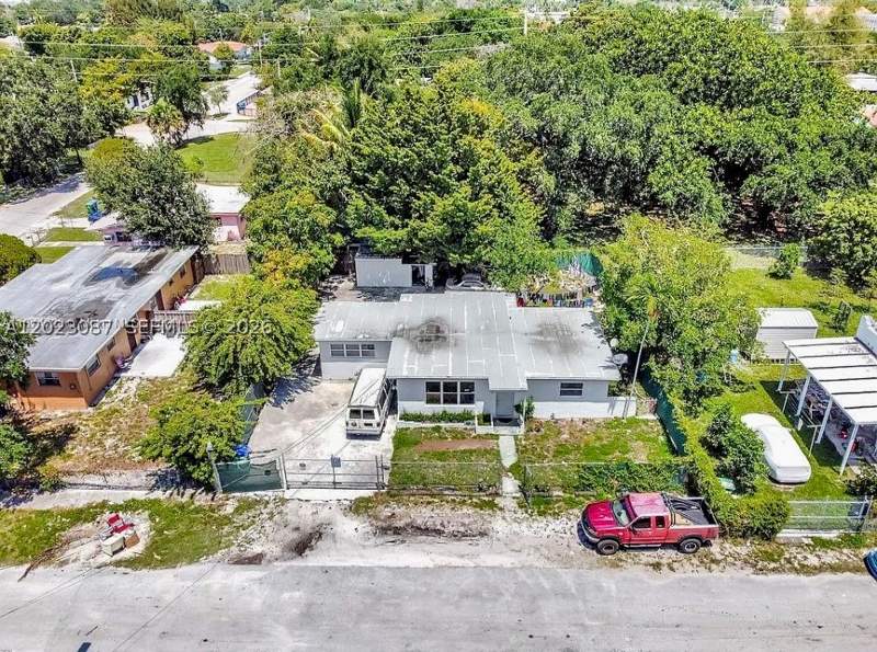 3 bedroom SingleFamilyResidence at 261 NW 73rd Ter, Le Bocage Rev Pl, Miami — photo 2