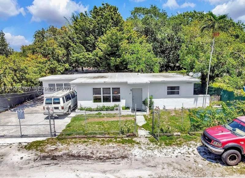 3 bedroom SingleFamilyResidence at 261 NW 73rd Ter, Le Bocage Rev Pl, Miami — photo 3