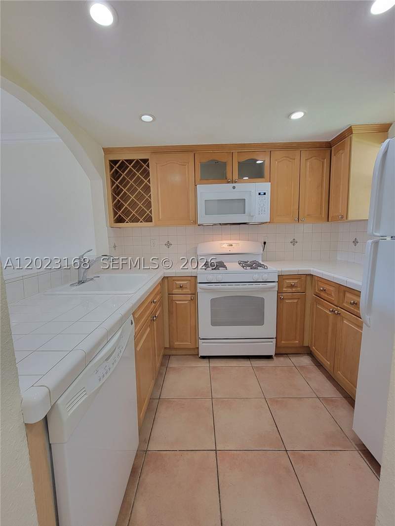 1 bedroom Condominium at 6707 N Kendall Dr 107, Villas Of Pinecrest Condo, Pinecrest — photo 4