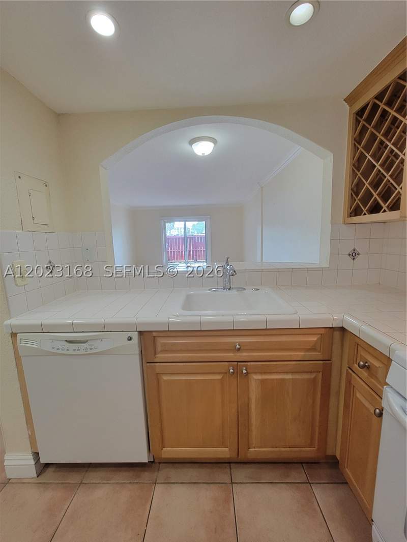 1 bedroom Condominium at 6707 N Kendall Dr 107, Villas Of Pinecrest Condo, Pinecrest — photo 5