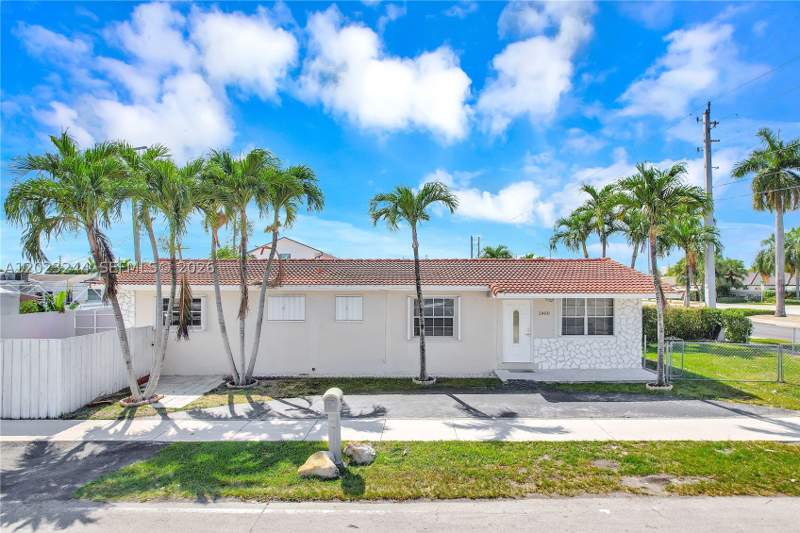3 bedroom SingleFamilyResidence at 2400 SW 103rd Ct, Coravo Amd, Miami — photo 2