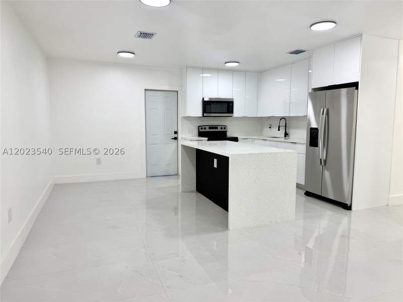 5 bedroom SingleFamilyResidence at 17101 NW 29th Pl, Myrtle Grove, Miami Gardens — photo 4