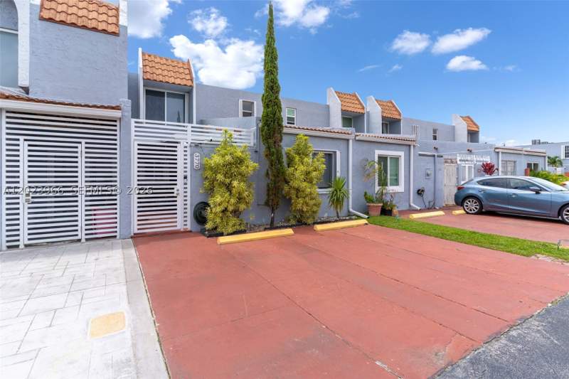 3 bedroom Townhouse at 3770 W 8th Ln 27, Mango Hill Condo #12, Hialeah — photo 2