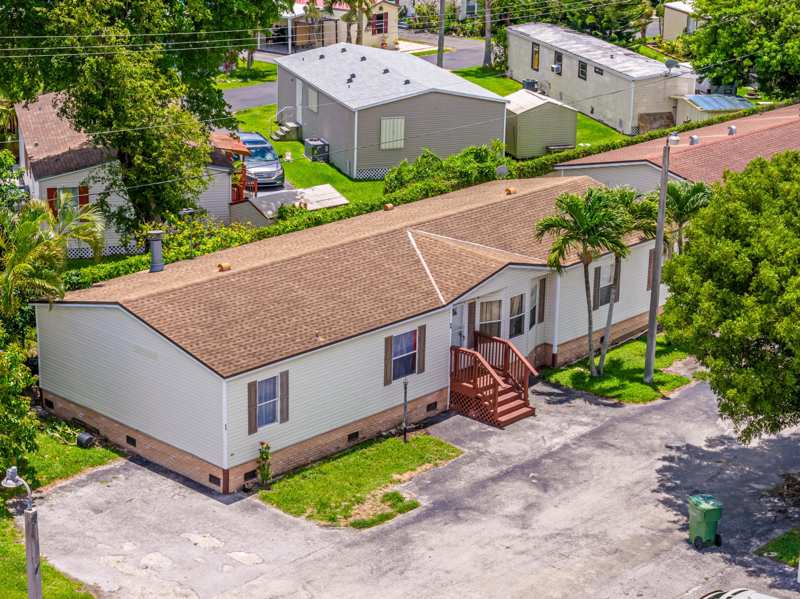 4 bedroom MobileHome at 220 NE 12th Avenue 44, Cocowalk Estates, Homestead — photo 1