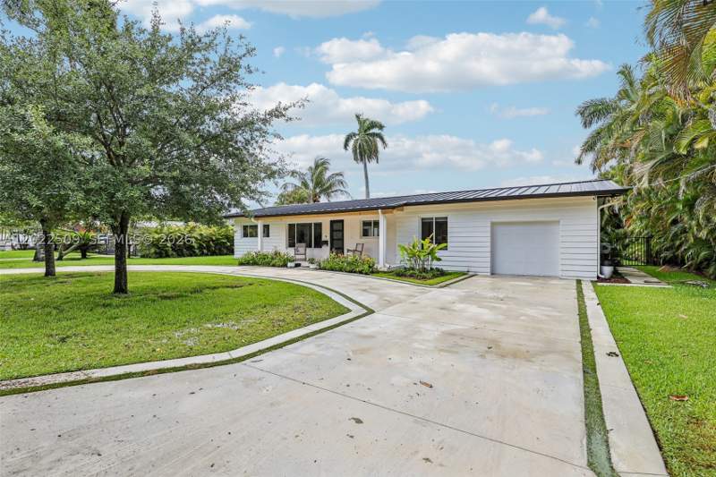 4 bedroom SingleFamilyResidence at 5620 SW 63rd Ct, Merion Park, South Miami — photo 2