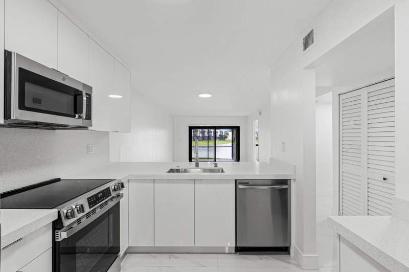 2 bedroom Condominium at 510 W Park Drive 104-3, West Lake Village II Condo, Miami — photo 2