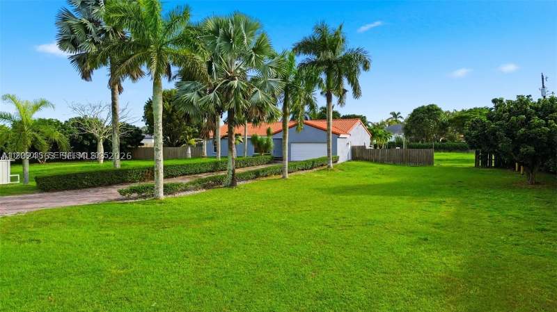 3 bedroom SingleFamilyResidence at 21080 SW 242nd St, South West Ranches, Homestead — photo 4