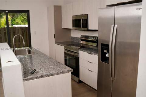 958 NW 10th St 4, Florida City FL - photo 10 of 39
