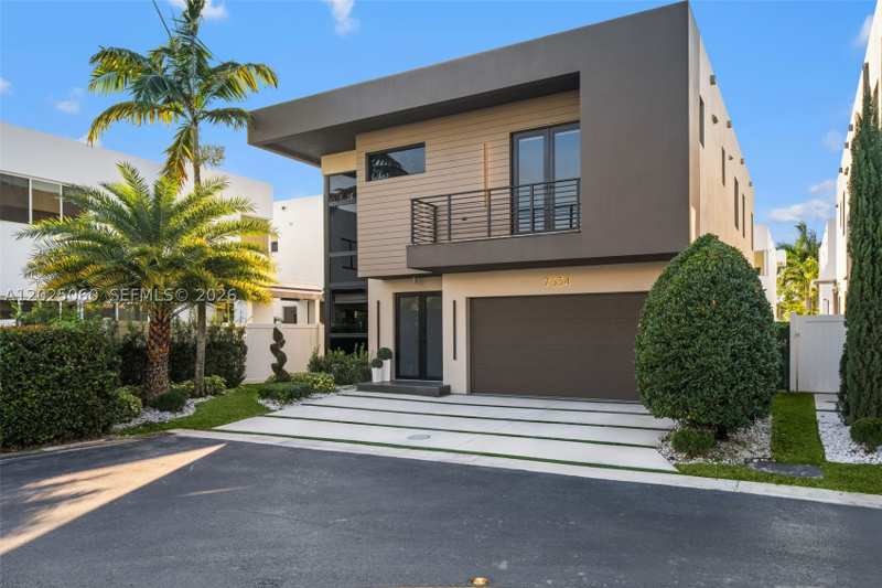 5 bedroom SingleFamilyResidence at 7534 NW 98th Ave, Doral Commons Residential, Doral — photo 1