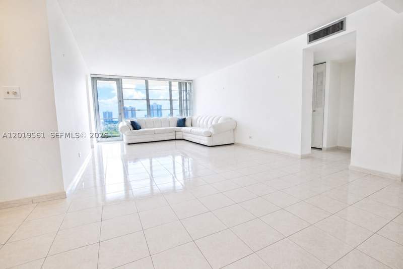 2 bedroom Condominium at 230 174th St 1916, Winston Towers 300 Condo, Sunny Isles Beach — photo 3