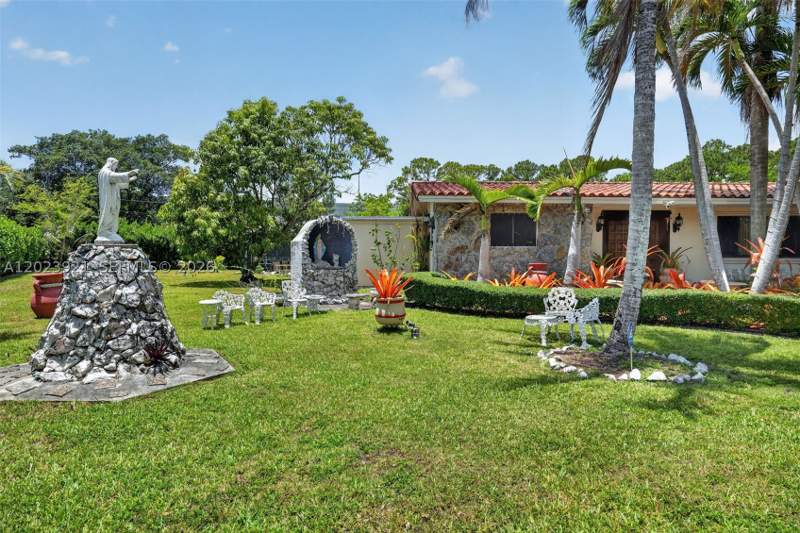 4 bedroom SingleFamilyResidence at 8461 SW 68th St Rd, Ranch Acre Homes, Miami — photo 2