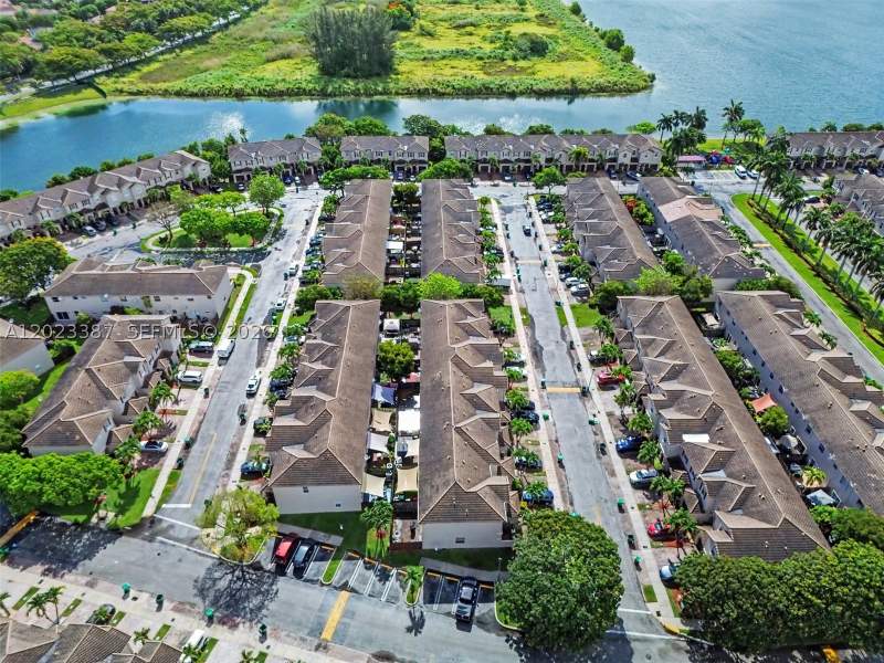 3 bedroom Townhouse at 9267 SW 220th Ter, Lakes By The Bay Cee, Cutler Bay — photo 2