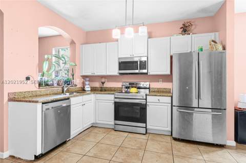 8956 SW 215th Ter, Cutler Bay FL - photo 6 of 23