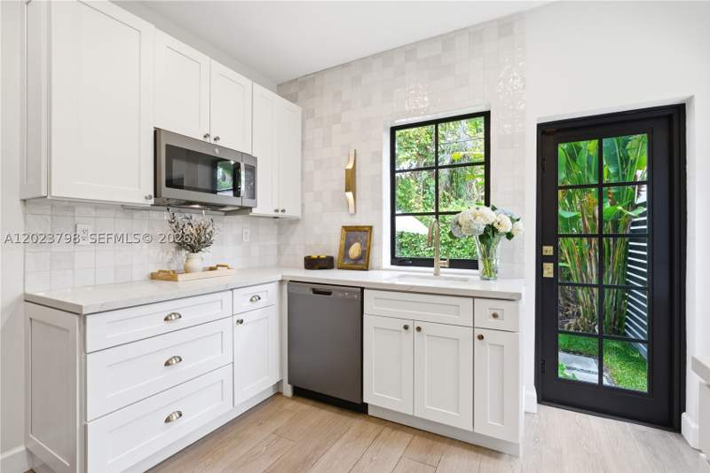 4 bedroom SingleFamilyResidence at 1220 Cordova St, Granada Place Amd Pl, Coral Gables — photo 5