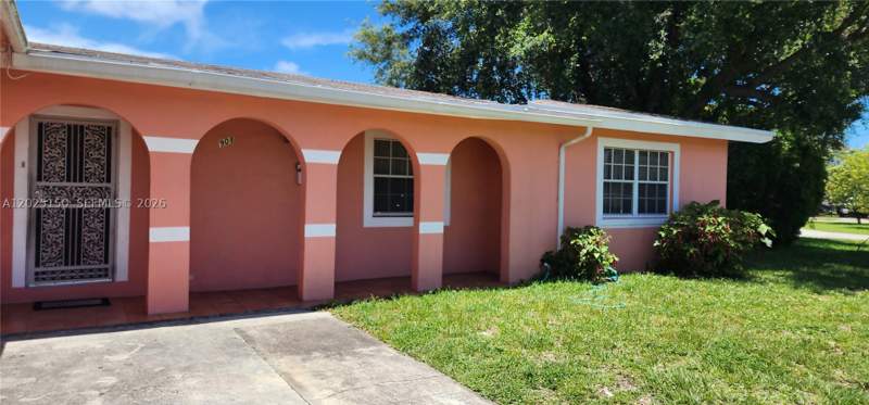 3 bedroom SingleFamilyResidence at 901 NE 160th Ter, Carl Byoir, North Miami Beach — photo 4