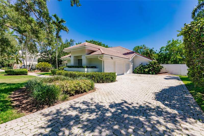 5 bedroom SingleFamilyResidence at 9818 SW 111th Ter, Weitzer Killian Place, Miami — photo 3