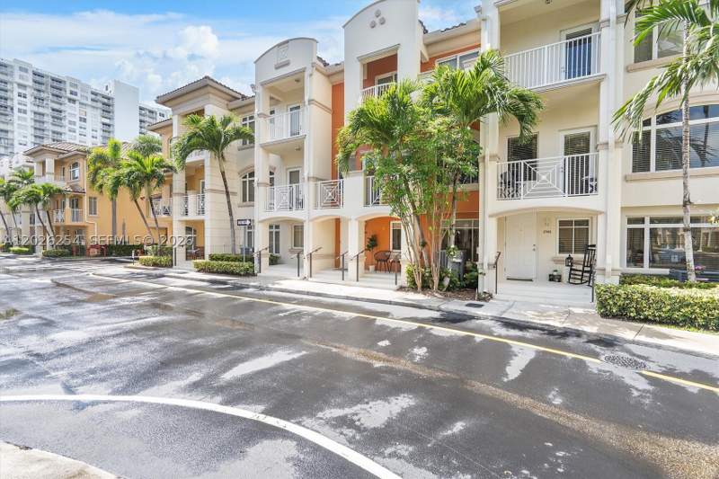 3 bedroom Townhouse at 2704 NE 184th Ter, Merco At Aventura, Aventura — photo 2