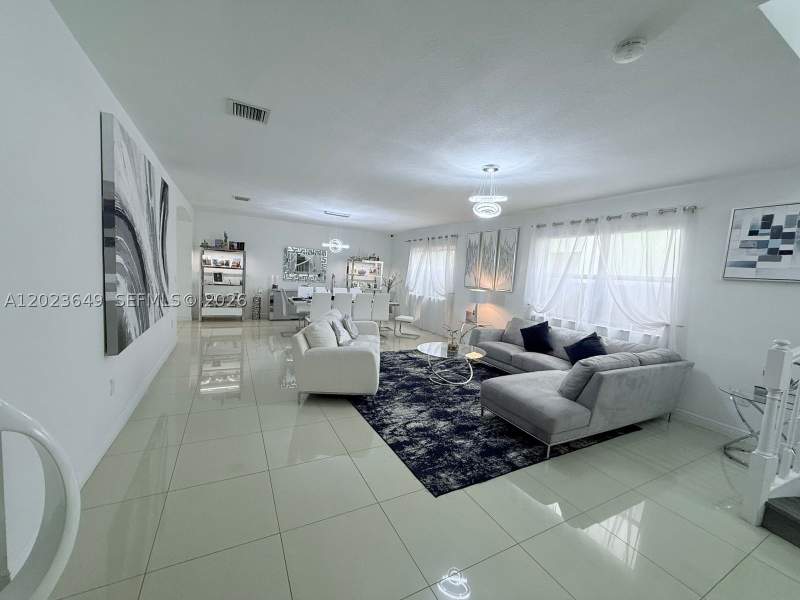 5 bedroom SingleFamilyResidence at 9907 NW 87th Ter, Doral Breeze, Doral — photo 3