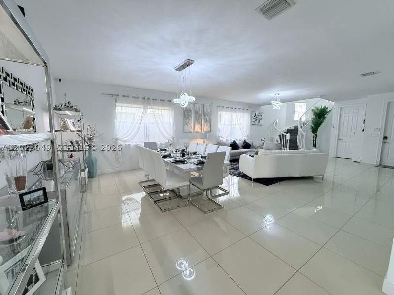 5 bedroom SingleFamilyResidence at 9907 NW 87th Ter, Doral Breeze, Doral — photo 4