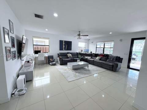9907 NW 87th Ter, Doral FL - photo 7 of 29