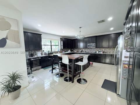 9907 NW 87th Ter, Doral FL - photo 8 of 29