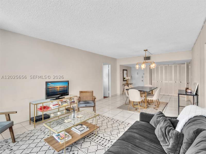 2 bedroom Condominium at 5401 Collins Ave 107, The Carriage House Condo, Miami Beach — photo 4