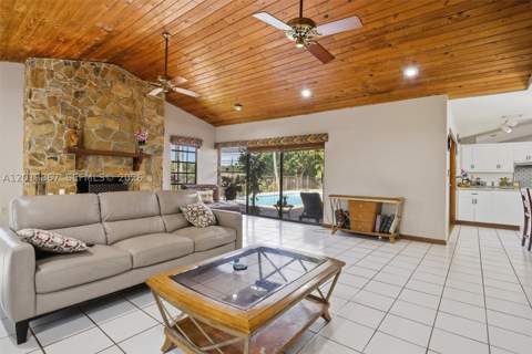 7200 N Oakmont Dr, Hialeah FL - photo 18 of 41