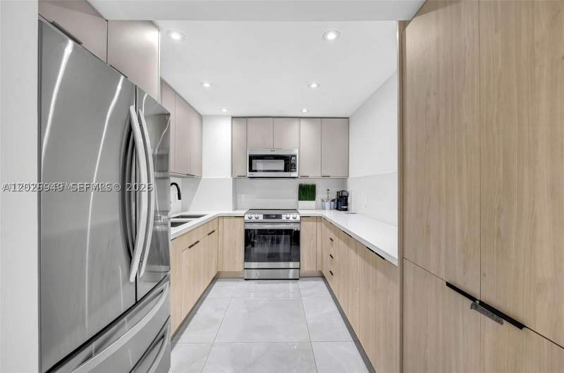 2 bedroom Condominium at 100 Bayview Dr 503, Arlen House East Condo, Sunny Isles Beach — photo 3