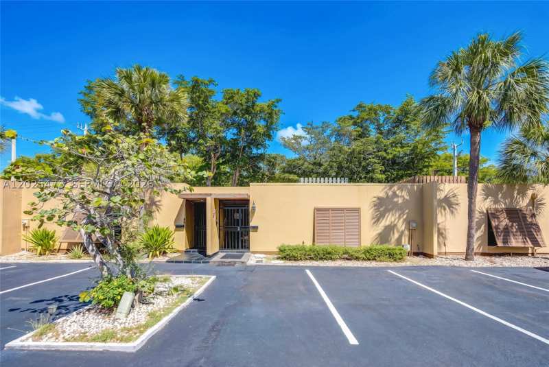 3 bedroom Villa at 6705 Kingsmoor Way, Miami Lakes Loch Lomond E, Miami Lakes — photo 1