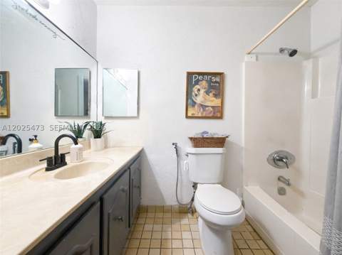 6705 Kingsmoor Way, Miami Lakes FL - photo 12 of 16
