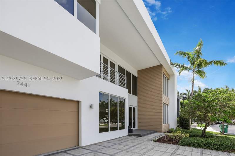 5 bedroom SingleFamilyResidence at 7441 NW 102nd Ct, Doral Commons Residential, Doral — photo 3