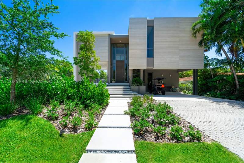 5 bedroom SingleFamilyResidence at 571 Glenridge Rd, Tropical Isle Homes Sub, Key Biscayne — photo 2