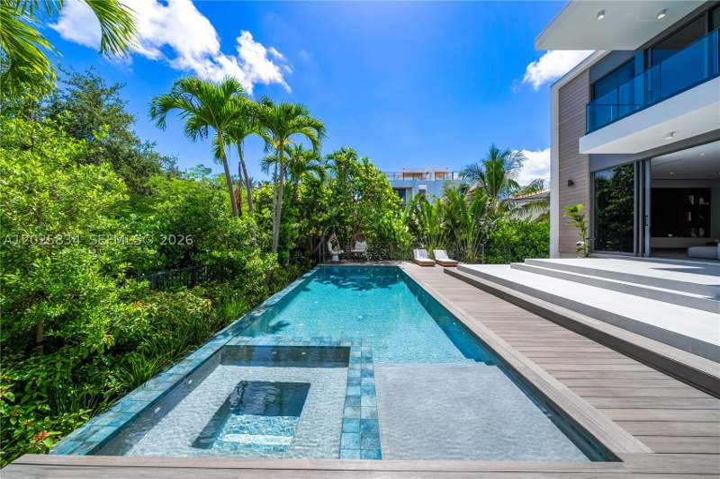 5 bedroom SingleFamilyResidence at 571 Glenridge Rd, Tropical Isle Homes Sub, Key Biscayne — photo 3