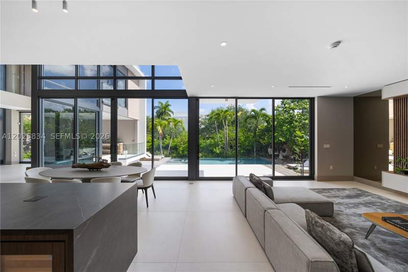 5 bedroom SingleFamilyResidence at 571 Glenridge Rd, Tropical Isle Homes Sub, Key Biscayne — photo 5